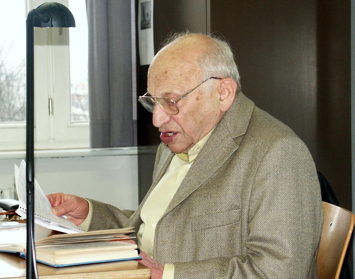 Gilel Melamed liest auf Jiddisch.